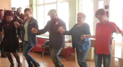 Венци Нелсън разопакова пианото-подарък за дома, от който е тръгнал към Америка