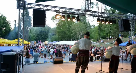 С вълнуващ концерт на народната певица Светла Дукатева приключи тридневният празник на село Николово.