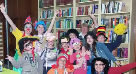 16 деца за 16 часа издирваха  приказки и обличаха голия цар