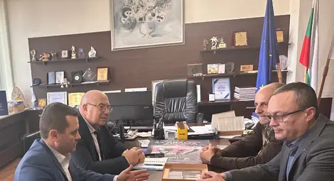 &bdquo;Движение на просветителите&ldquo; дари на Община Русе релеф на Доходното здание