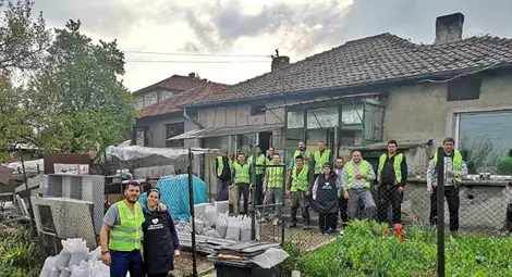 40 доброволци и дарители ремонтират къщата на самотна майка с три деца