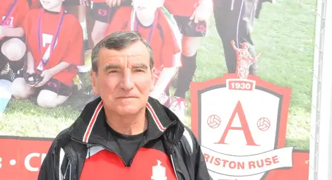 Рекордьорът по мачове в &bdquo;А&ldquo; група продължава флирта с любовта на живота си