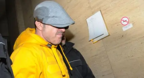 Приятели на Брендо: Той пише книга