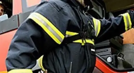 Четирима младежи извадени с въжета след падане на кола в дере