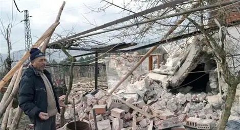 Свлачище погълна къща, евакуират още 20