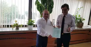 Басни от Езоп, статуетка и вино  за рождения ден на Свилен Иванов