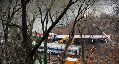 Дерайлиралият влак в Бронкс се е движел с прекалено висока скорост