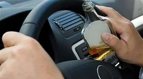 Пийнал младеж без книжка се заби в дърво