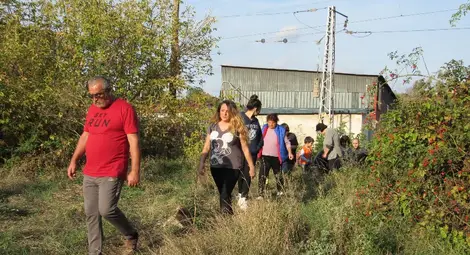 Хората от квартала са принудени да минават по една единствена пътека, която е обрасла с храсти и треви, и да пресичат жп линии. 					Снимка: Русе Медиа