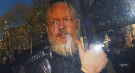 Асандж се стопи с 50 кг, в затворническа болница е