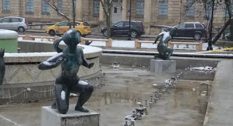 Падат мраморни плочки от зазимения фонтан с момичетата на Далчев