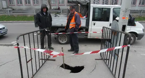 Двуметрова яма зейна до Арената