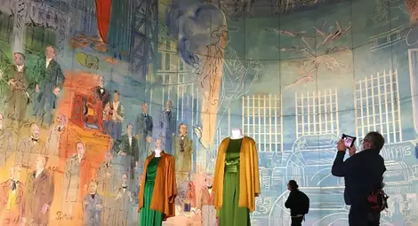 Ив Сен Лоран искри и провокира в музеите на Париж