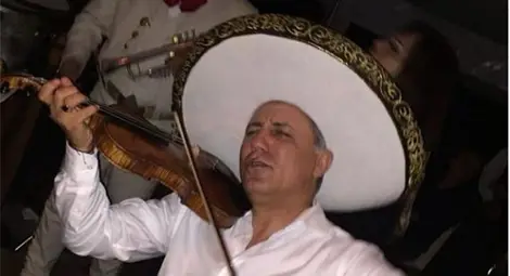 Стоичков продължава с цигулката