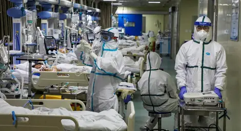 Медицински работници се грижат за пациенти в болница в Ухан, провинция Хубей