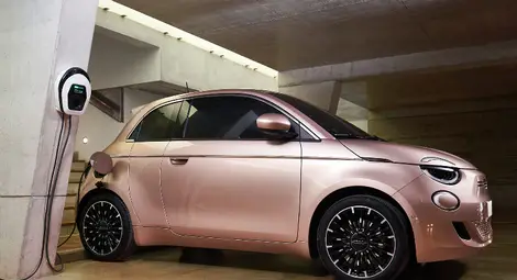 Електрическият FIAT 500 отваря &bdquo;магическа&ldquo; врата за задните места /галерия/