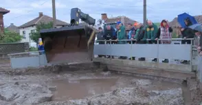 В Юделник разбивали ледена стена пред моста, за да се оттече водата