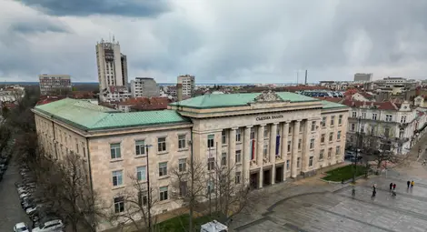 Година и половина затвор за опит да се прекарат 43 мигранти през Дунав мост в камион с дини