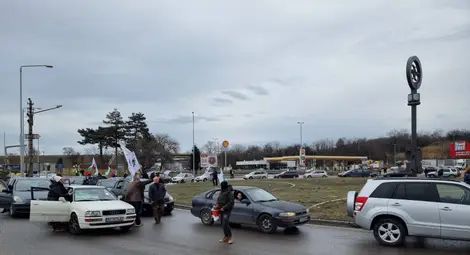 Членове и симпатизанти на &bdquo;Възраждане&ldquo; блокираха Дунав мост