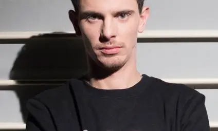 Театралният конкурс „Слави Шкаров“: Млади режисьори показват предизвикателен театър като легендарния създател на цветни светове Театралният конкурс „Слави Шкаров“: Млади режисьори показват предизвикателен театър като легендарния създател на цветни светове