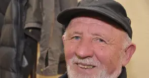 Червеният доктор с честните сини очи