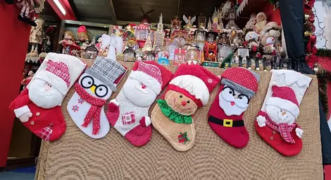 21.60 лева за порция сарми с мамалига и чаша греяно вино на най-бляскавия коледен базар в Букурещ