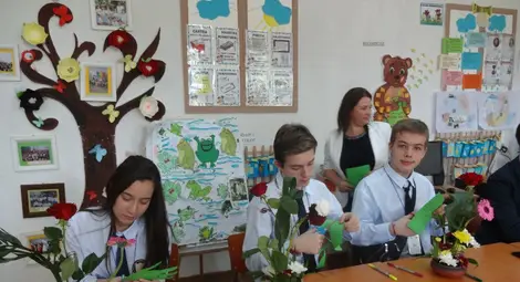 Ученици от &bdquo;Възраждане&ldquo; редиха икебана в училище в Румъния