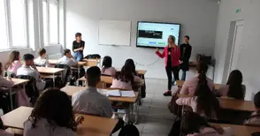 Експерти пред осмокласници в Гимназията по туризъм: Пътят до зависимостта е много кратък, а обратният - много по-дълъг