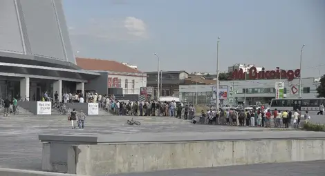 Треска за &bdquo;Назарет&ldquo; Опашките пред двата пункта за безплатни билети започнаха да се трупат час преди отварянето им