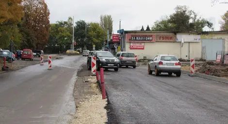 На това място четирите ленти на новата улица отново се събират в две заради частния терен с автосервиз. 				Снимка: Русе Медиа