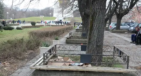 Затрупана с боклуци алея  отвежда до Пантеона