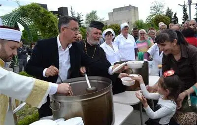 Християни и мюсюлмани се събраха на общ курбан в Кърджали /галерия/