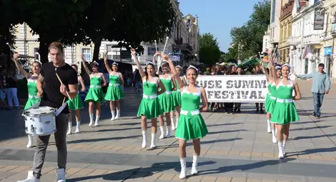 Мажоретки поведоха рокаджии към втория Летен фестивал