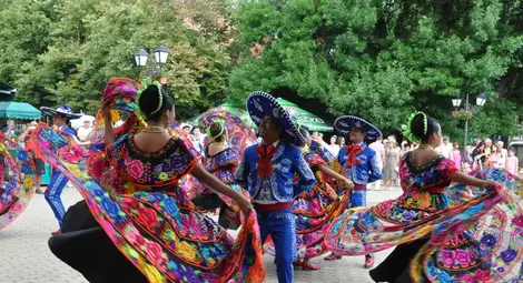 Дефиле на пъстри костюми и страстни ритми изпълни Главната