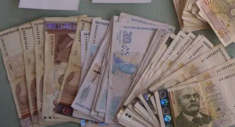 93-годишна хвърли 6 бона от тераса "в помощ" на МВР