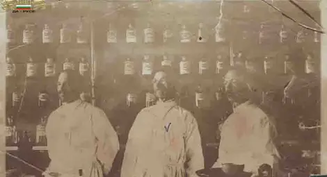 Снимка на Димо Куюмджиев в аптека.