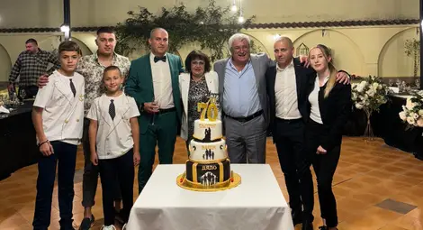 Валери Иванов и съпругата му Валентина  със синовете и внуците си.  Снимки: Валери Иванов-младши