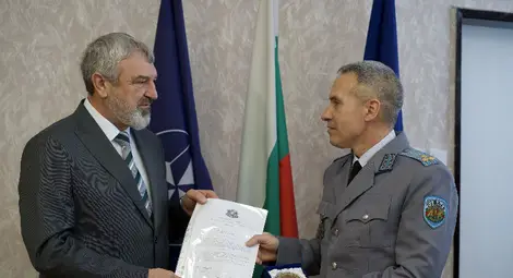 Началникът на Военното окръжие в Русе полковник Васил Петров&nbsp;  бе удостоен с плакет от областния управител Драгомир Драганов&nbsp;