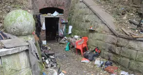 Старо подземие се превърна в дом за трима несретници