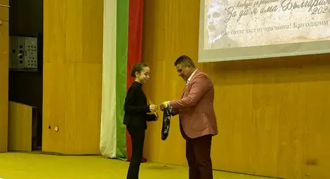 Над 330 ученици взеха участие в ХХ-ото издание на конкурса рецитал „За да я има България” в Русе Над 330 ученици взеха участие в ХХ-ото издание на конкурса рецитал „За да я има България” в Русе