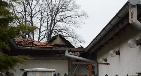 Къща остана без покрив заради късо съединение