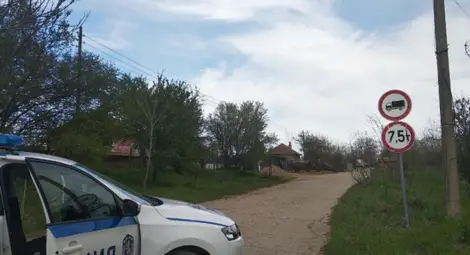 Задържан е мъжът, барикадирал се в къщата си, след като застреля съселянин Задържан е мъжът, барикадирал се в къщата си, след като застреля съселянин