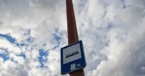 Междуселски автобус профучава през спирка с чакащи пътници