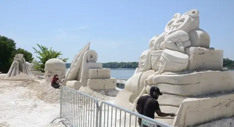 Откриватели и приказни мотиви от пясък остават на кея цяло лято