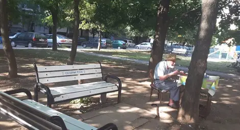 Вандали изкъртиха пейка и я закопчаха с катинар за детска площадка