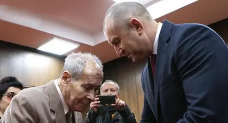 Президентът Радев връчи почетен знак на о.з. полковник Пенчев. Снимка: Президентство на РБ Президентът Радев връчи почетен знак на о.з. полковник Пенчев. Снимка: Президентство на РБ