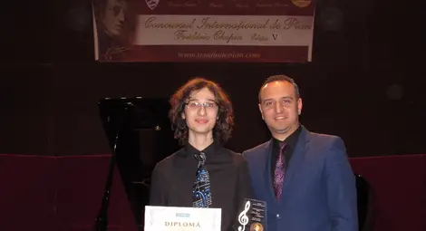 Талантът Николай Димитров с организатора на конкурса Драгош Лунгу, който е и член на журито.           Снимка: Личен архив