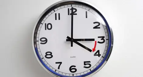 Местим стрелките с час напред в неделя