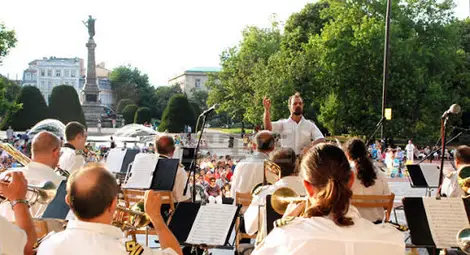 Духовият оркестър свири маршове  в чест на Деня на Съединението