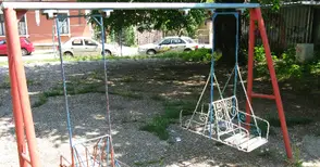 За нова детска площадка зад блок „Строител“ настояват родители